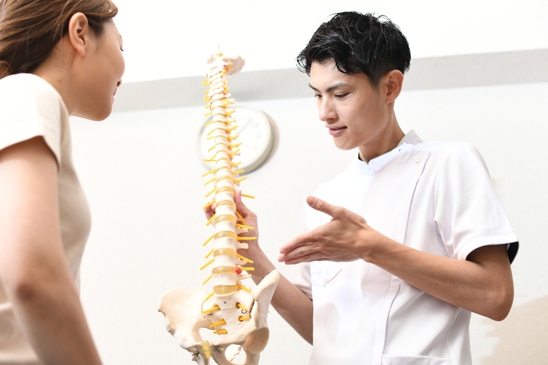 医師と骨格模型の画像