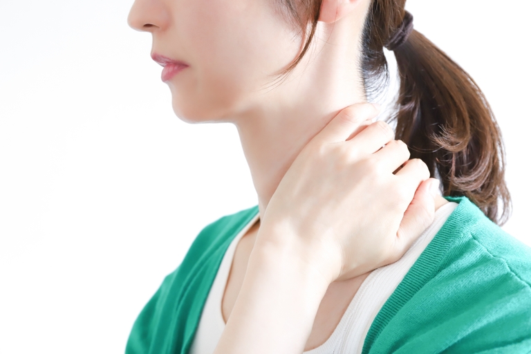 肩こりに悩む女性の画像