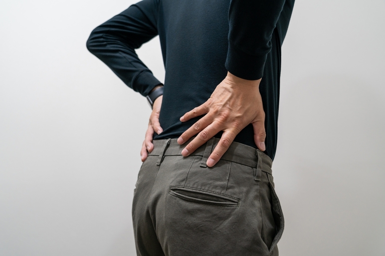 腰痛に悩んでる人の画像