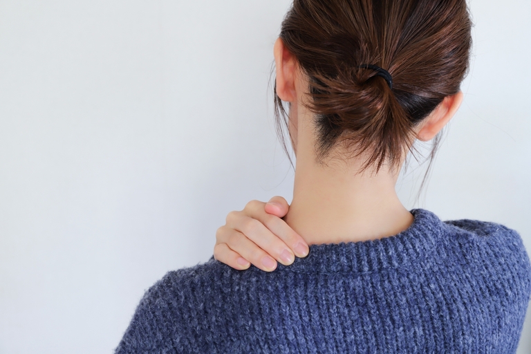 肩こりに悩む女性